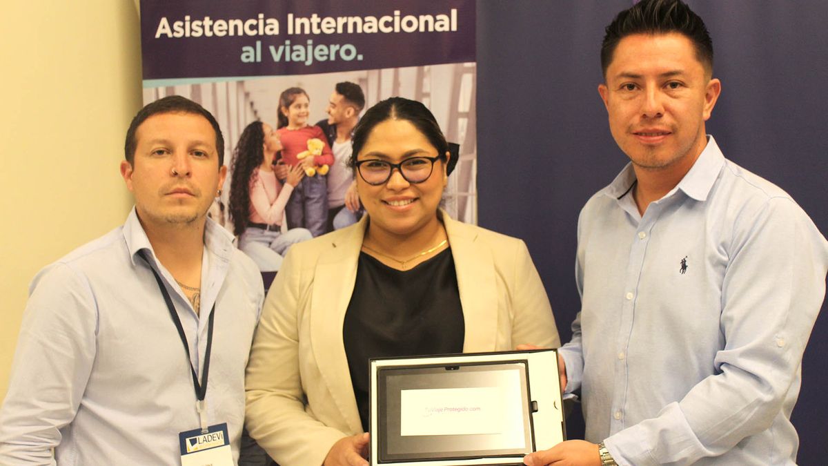 Rommel Andino, gerente comercial de Tu Viaje Protegido, y Mauricio Olmedo, gerente general, entregaron premios en los Ladevi Workshop. 