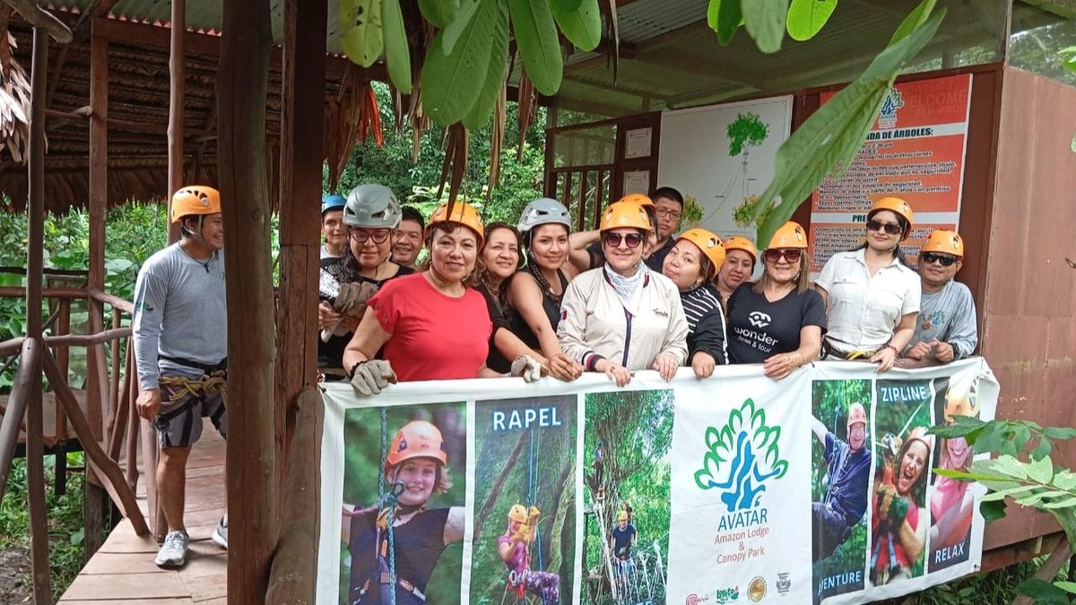 Viviendo la experiencia del canopy en pleno corazón de la selva.
