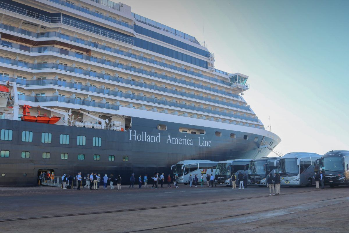 El Holland America Line arribó en el puerto de Paracas.