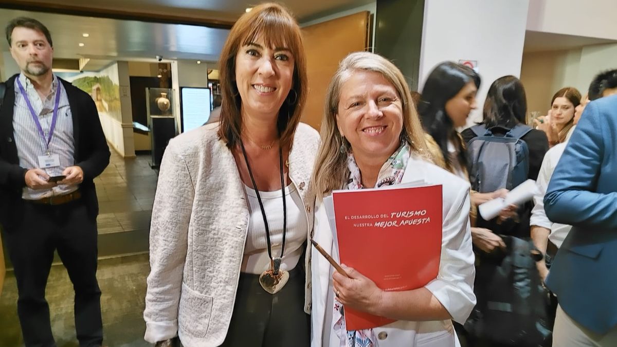 La presidenta ejecutiva de Fedetur, Mónica Zalaquett; junto a la subsecretaria de Turismo, María Paz Lagos.