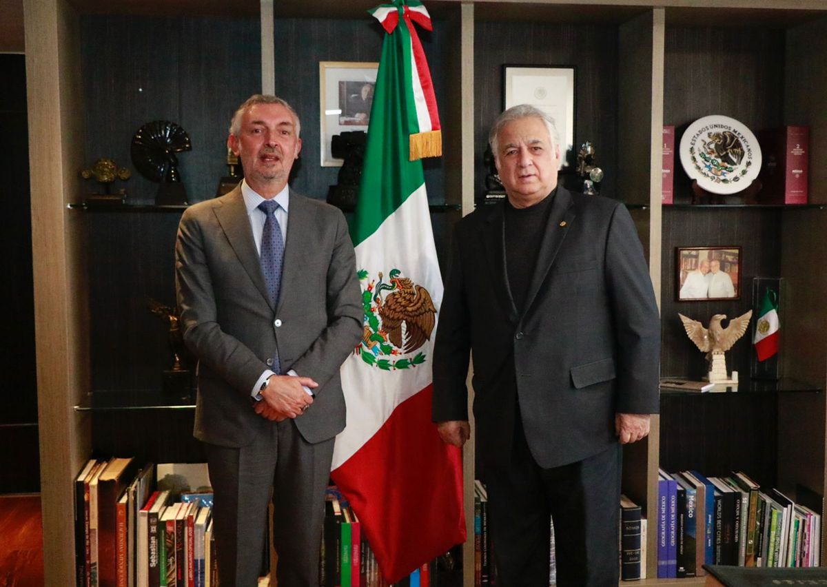 El embajador de Italia en México, Luigi de Chiara; y el secretario de Turismo de México, Miguel Torruco Marqués; durante la reunión en la que evaluaron el impacto del mercado italiano en el turismo mexicano y la programación de vuelos a Cancún para 2022.