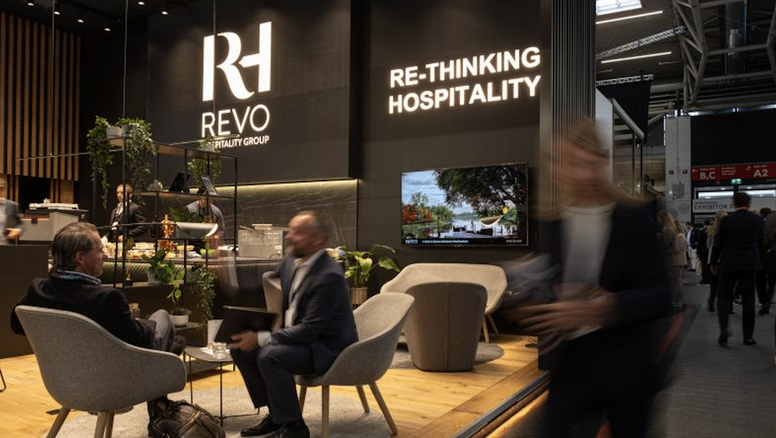 Stand en WTM de Revo Hospitality, una de las cadenas de hoteles más grandes de Alemania que anuncia su quiebra técnica.