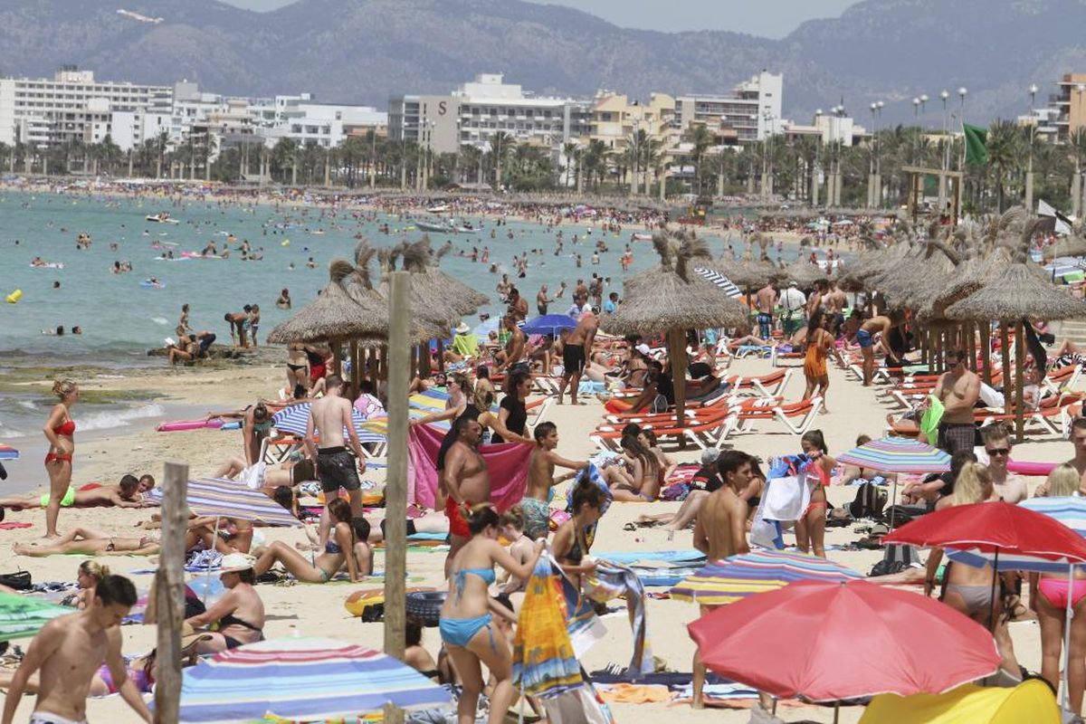 Playa en Mallorca repleta de gente en agosto de 2023
