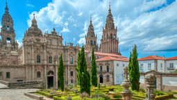 El Camino Francés entre Sarria y Santiago atraviesa algunos de los paisajes rurales más reconocibles de Galicia.