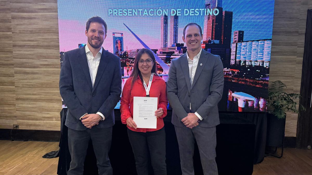 Visit Buenos Aires y Sky Airline regalaron un paquete de viaje entre los representantes de los turoperadores.