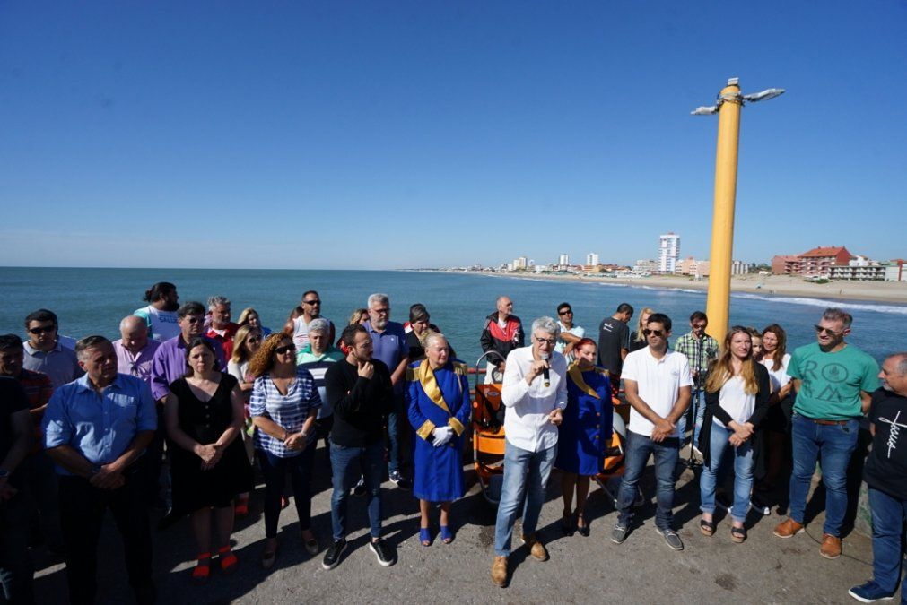 Las autoridades inaugurando oficialmente la temporada de verano de Villa Gesell.