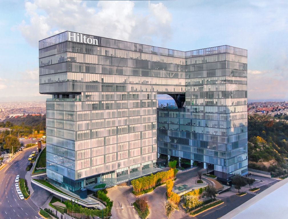 La imponente y moderna fachada del flamante Hilton Santa Fe.