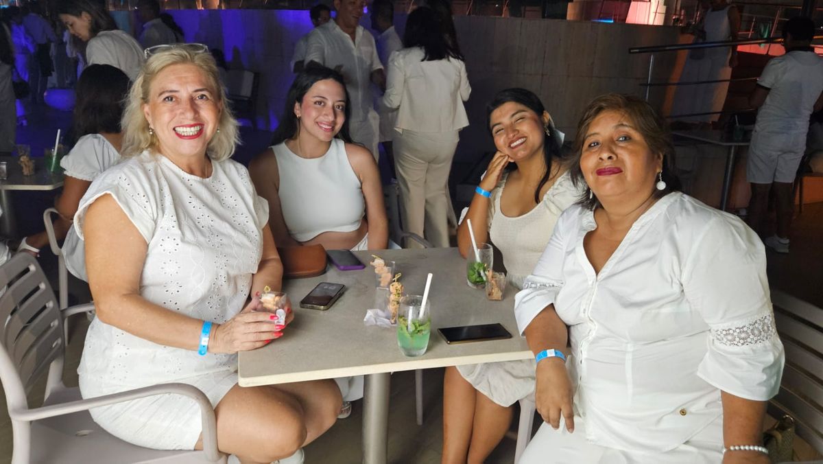 Inicio de la fiesta de blanco de la convención de Vidatur.
