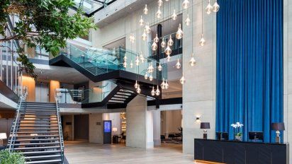 El imponente lobby, de doble nivel y diseño contemporáneo.