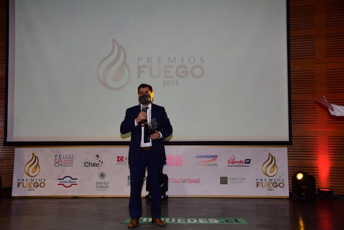 El presidente de Achiga, Maximo Picallo recibió el premio por el trabajo de la asociación en la pandemia. 