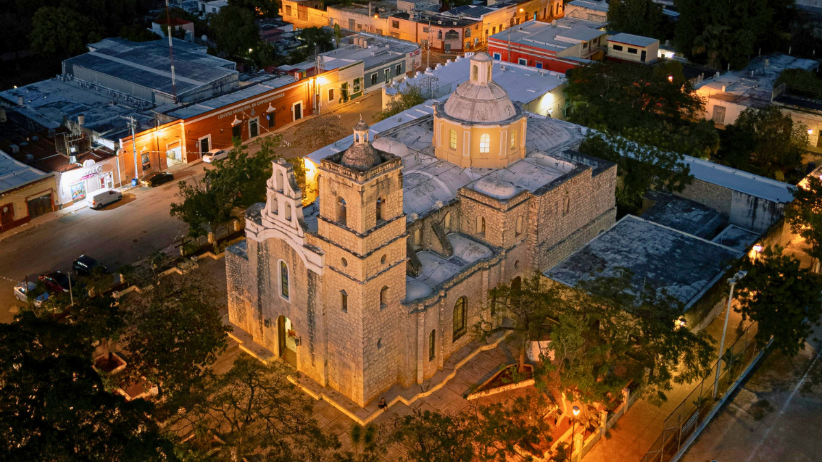 Durante la noche Mérida cobra vida para seguir conquistando a los turistas.