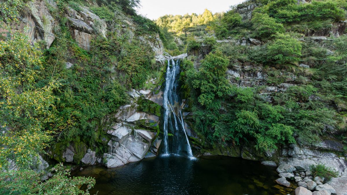 Vacaciones 2025: conocé las 3 mágicas cascadas naturales de Córdoba que están escondidas entre las sierras.