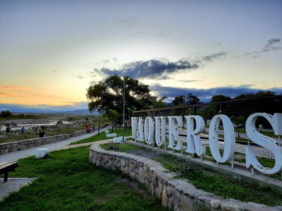 En Salta se encuentra la localidad de Vaqueros que queda cerca de la capital y permite hacer paseos al aire libre o ir a pintorescas plazas.