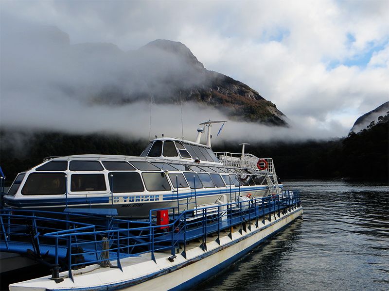 La embarcación en Puerto Blest, a punto de continuar atravesando las magníficas fisonomías.