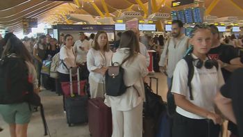 Primeras colas en el aeropuerto de Barajas por la caída del sistema informático de Aena.