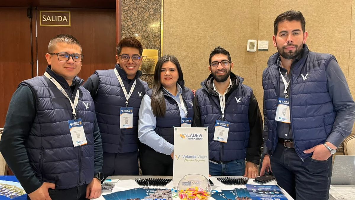 Harld González, Juan Sebastián Molano, Viviana Velasco, Andrés Correa y Emerzon Guerrero de Volando Viajes.