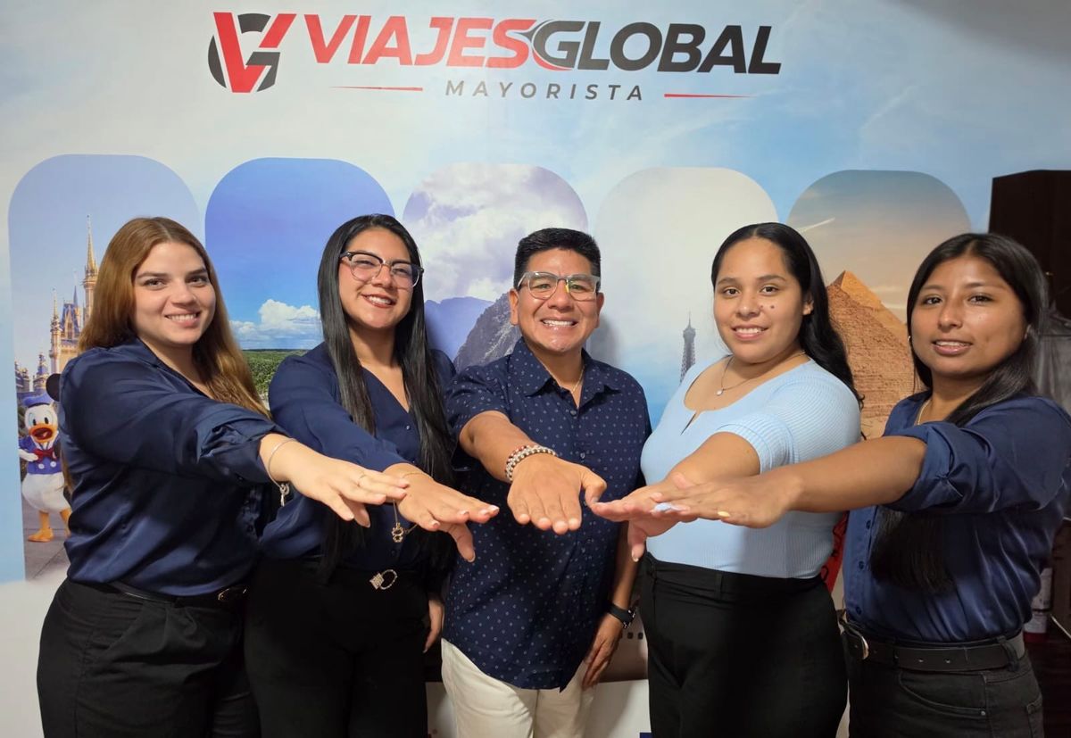 M&aacute;ximo Herrera Sifuentes, international sales manager y todo su equipo de Viajes Global Mayorista.