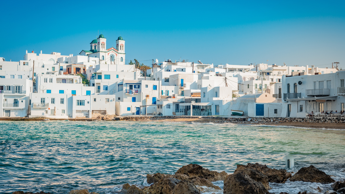 El puerto de Paros destaca por el emblemático molino de viento.