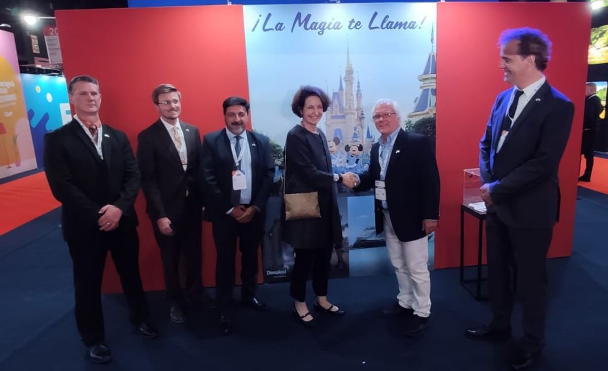 Mark Ellis, Daniel Gaines (primeros desde la izq.) y MaryKay Carlson son saludados por Gustavo Galera, Osvaldo Ruiz y Gerardo González, autoridades del Visit USA Committee Argentina.