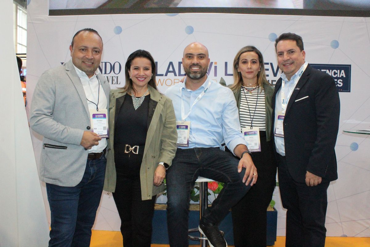 Equipo de Travel Depot y Aeroméxico en el marco de la Vitrina Turística Anato 2025.