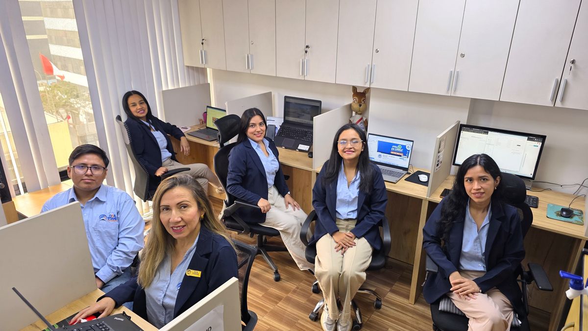 Equipo de producto y comercial. Equipo de producto y comercial.