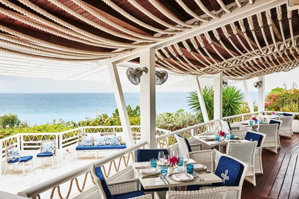 Celeste se localiza dentro de uno de los hoteles más reconocidos de la isla por su arquitectura icónica y su antigüedad, Malliouhana. Celeste se localiza dentro de uno de los hoteles más reconocidos de la isla por su arquitectura icónica y su antigüedad, Malliouhana.