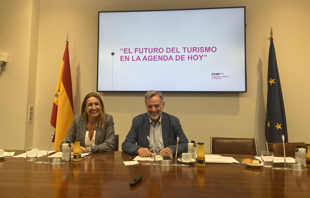 Juan Cierco, presidente del Consejo de Turismo de la CEOE, e Inma Benito, directora de Turismo, Cultura y Deporte de la CEOE durante la rueda de prensa.