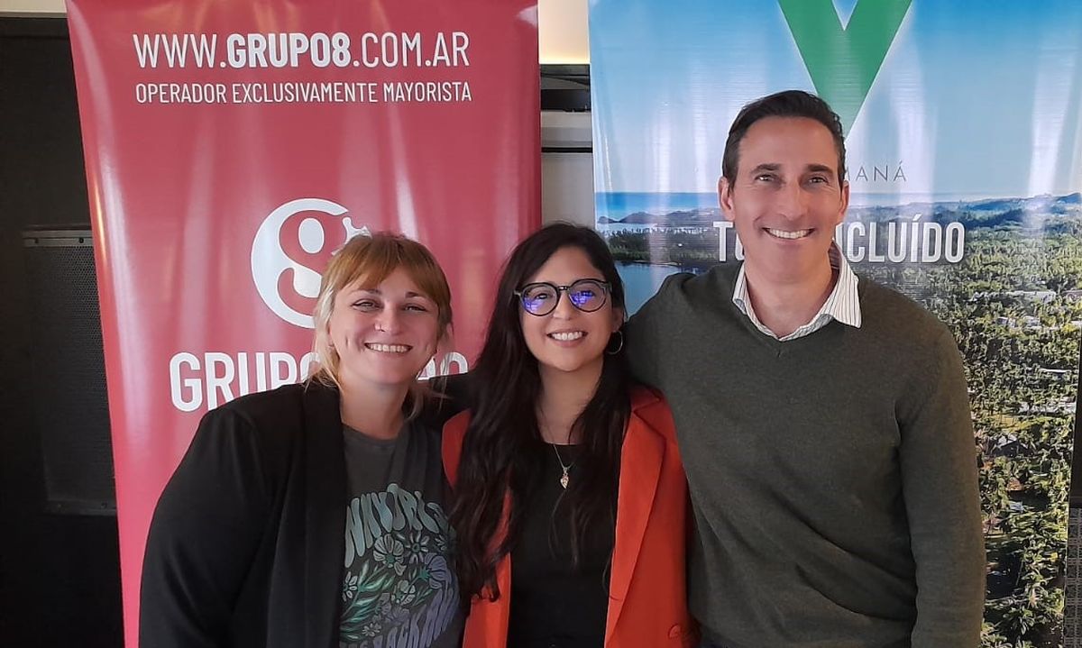 Noelia Ballestero, coordinadora de Ventas de Grupo Ocho, Yamila Coña, ejecutiva de Ventas de Viva Resorts, y Roberto Giacobone, gerente comercial de Grupo Ocho.&nbsp;