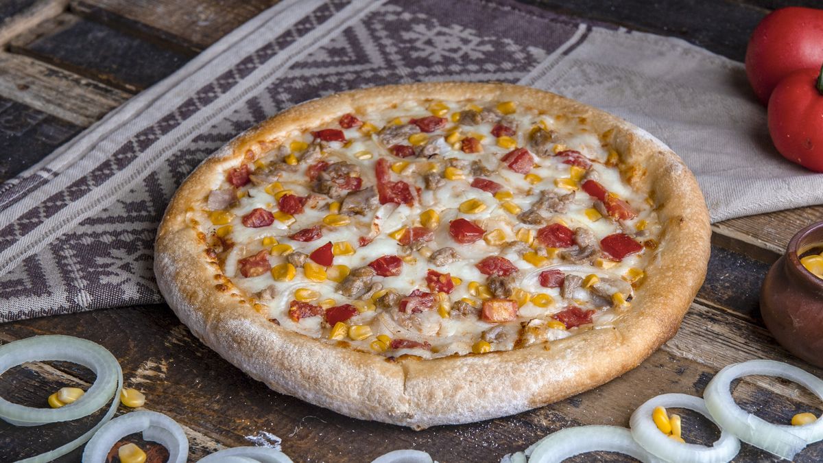 Sin duda alguna, dentro de tus planes en Chicago debe estar ir a probar su famosa pizza, con una gran cantidad de queso y salsas.