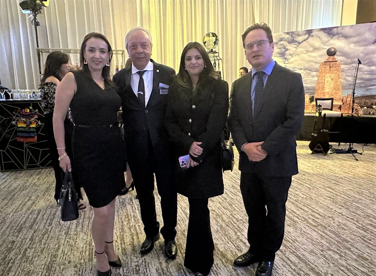 Los representantes de Celebrity Cruises Ecuador compartieron con el capitán del Celebrity Flora. - Ladevi Medios y Soluciones Los representantes de Celebrity Cruises Ecuador compartieron con el capitán del Celebrity Flora.
