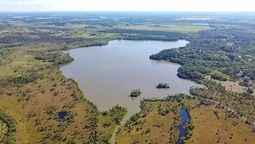 La Laguna Lomalinda en Meta es un destino emergente que destaca por su forma única similar al mapa de Colombia y su entorno natural impresionante.
