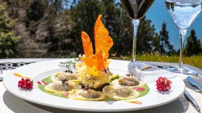 Estasvacaciones de invierno 2024, Bariloche ofrece un “Menú Turístico” que incluyeplato principal, postre y bebida sin alcohol; desde $20.000 por persona.