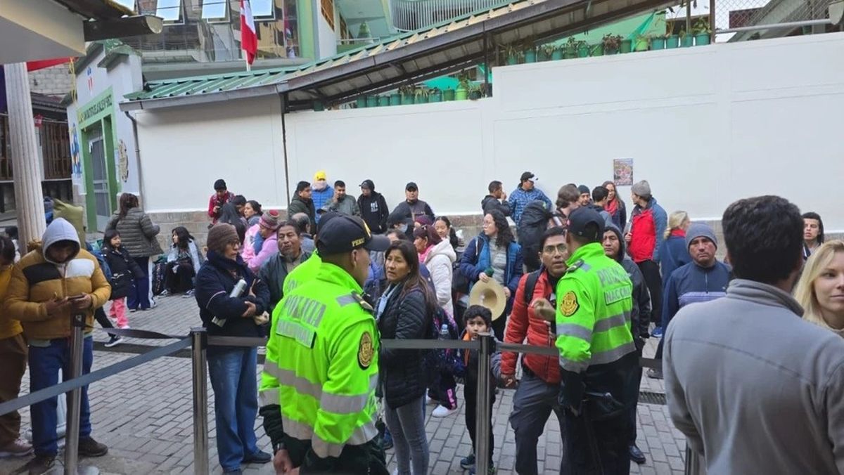 Venta presencial en Machu Picchu arranca con desorden y dos filas de turistas.