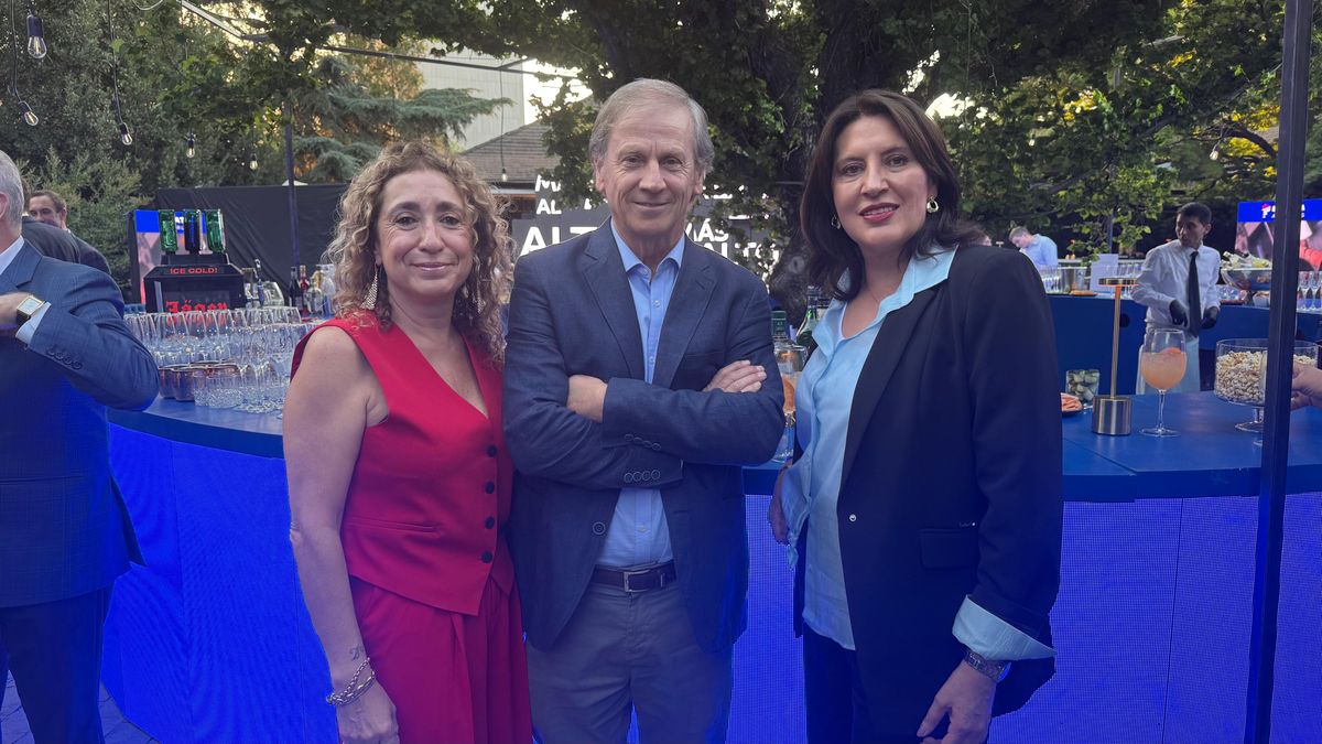 Paola Góngora y Lidia Paredes, de Panam; junto a Eduardo Correa, de Travel Security.