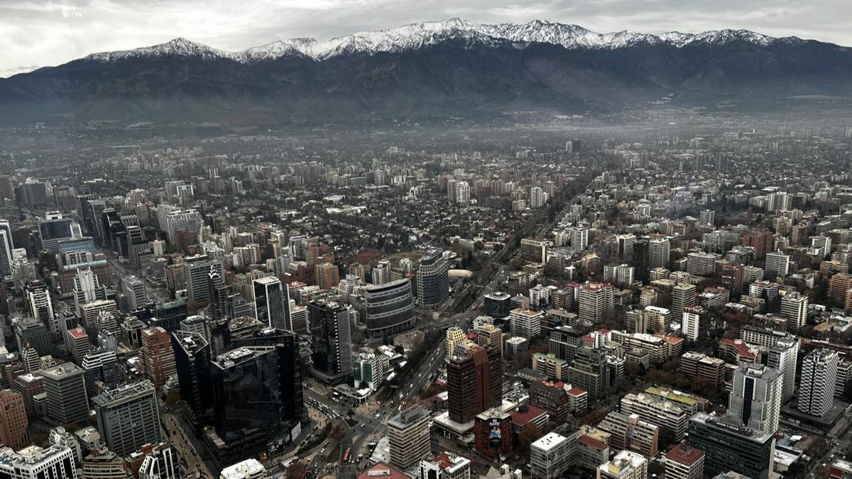El mirador Sky Costanera es uno panoramas en auge para los turistas internacionales que visitan Santiago. - Ladevi Medios y Soluciones El mirador Sky Costanera es uno panoramas en auge para los turistas internacionales que visitan Santiago.