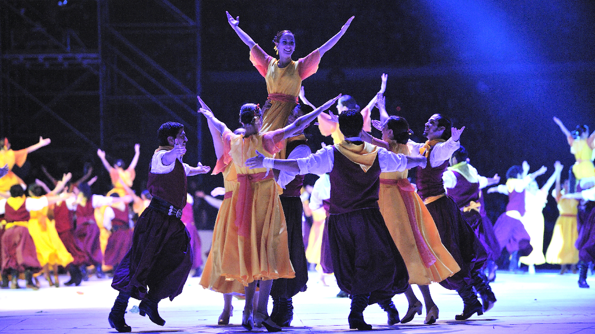 La Vendimia es una de las fiestas nacionales más importantes de Argentina. La Vendimia es una de las fiestas nacionales más importantes de Argentina.