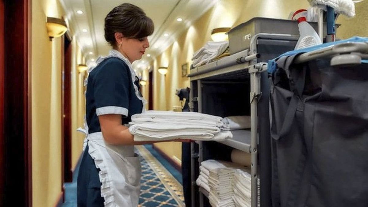 Trabajadores del sector turístico de Acapulco tendrán que descansar al menos un día a la semana sin paga durante la temporada baja.