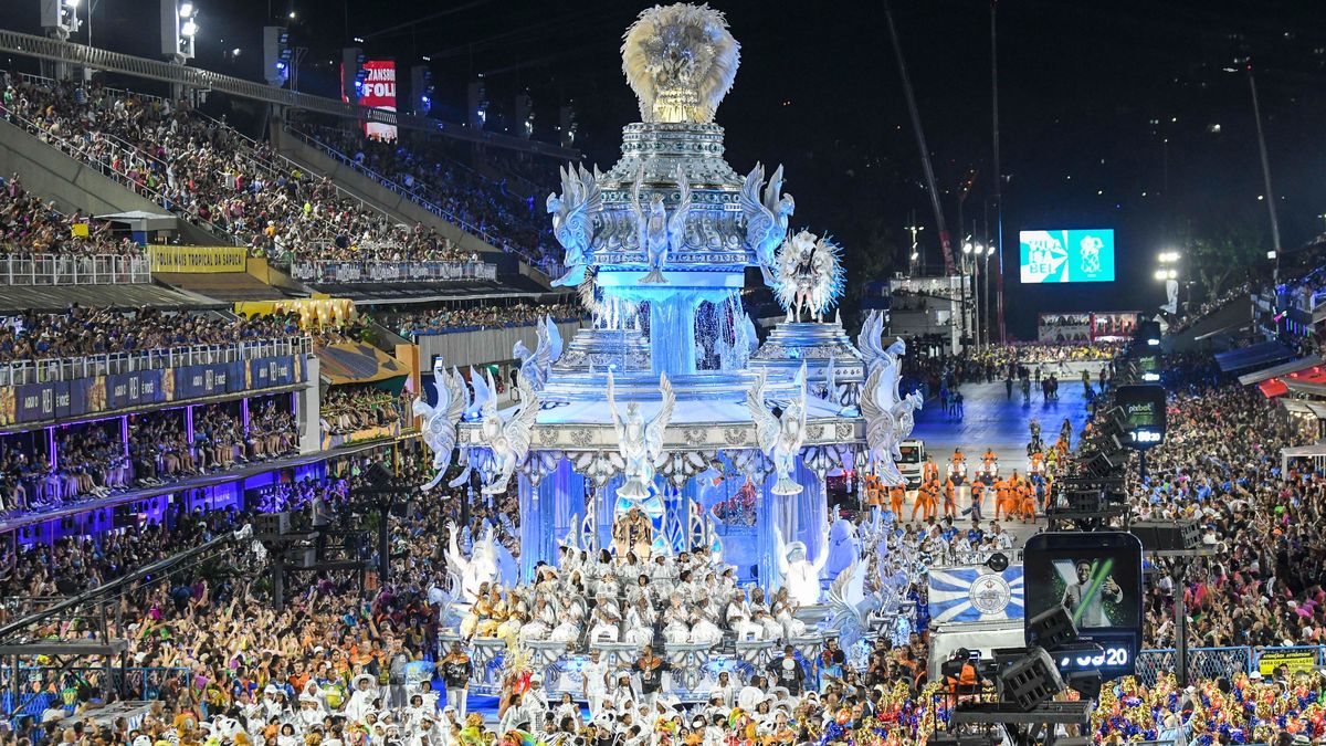 El desfile de las escolas de samba en el Carnaval de Río de Janeiro tiene secretos que deberías conocer antes de viajar. Te los contamos.&nbsp;