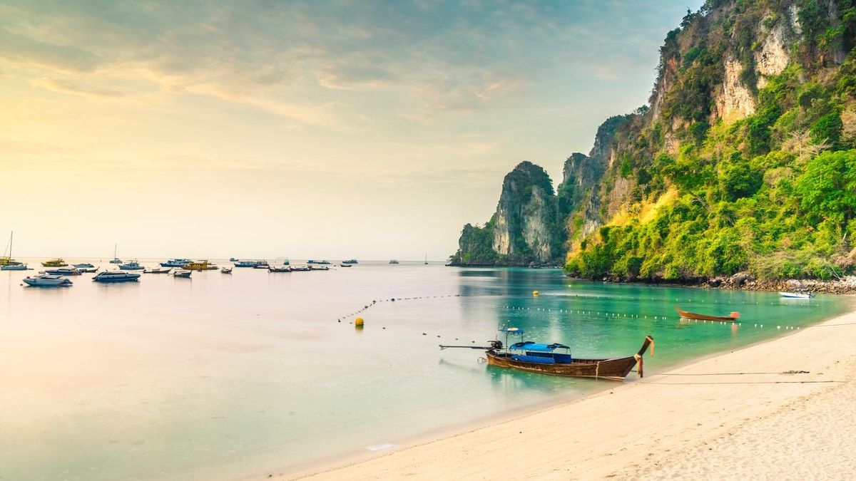 Con aéreo incluido y varias salidas a lo largo del año, Easyline facilita la decisión del viajero y agiliza el trabajo de las agencias de viajes. Con aéreo incluido y varias salidas a lo largo del año, Easyline facilita la decisión del viajero y agiliza el trabajo de las agencias de viajes.