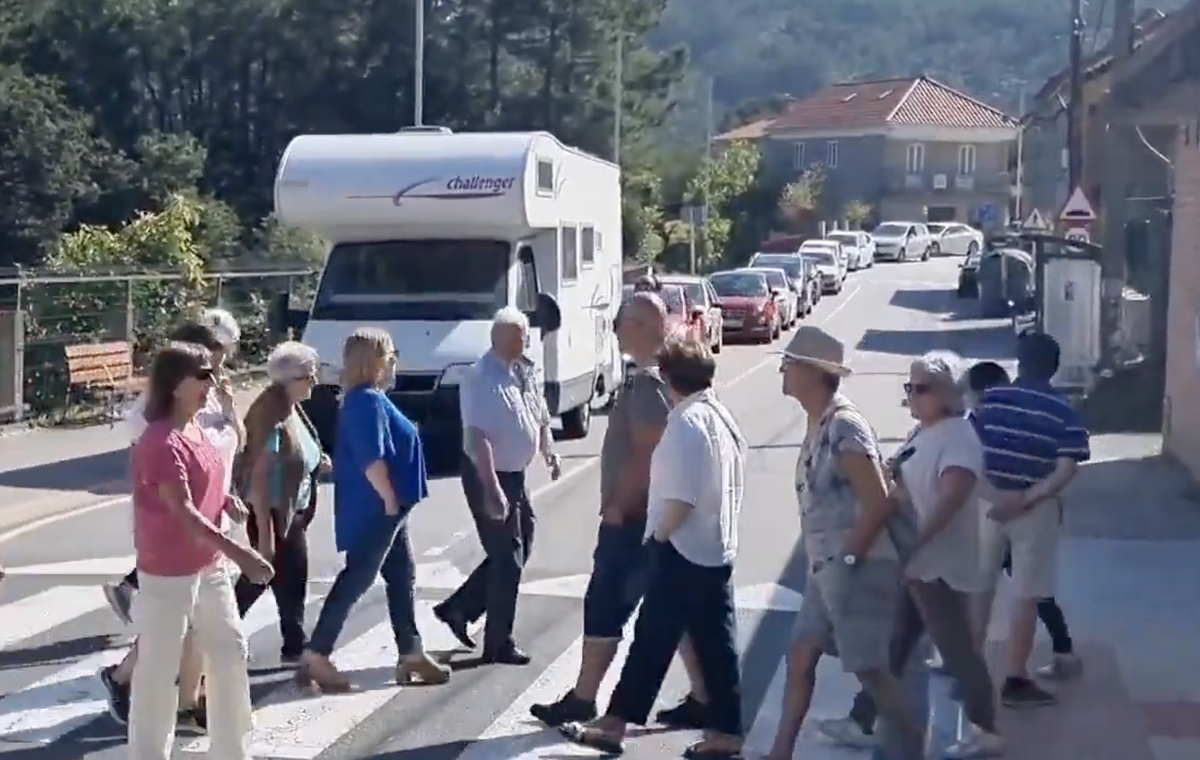 Vecinos de la zona del Morrazo, en Galicia, protestan contra el turismo de masas de una forma surrealista.
