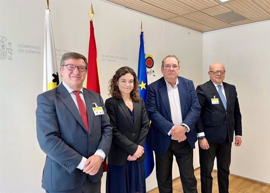 Los representantes de la Mesa del Turismo junto a Rosario Sánchez.