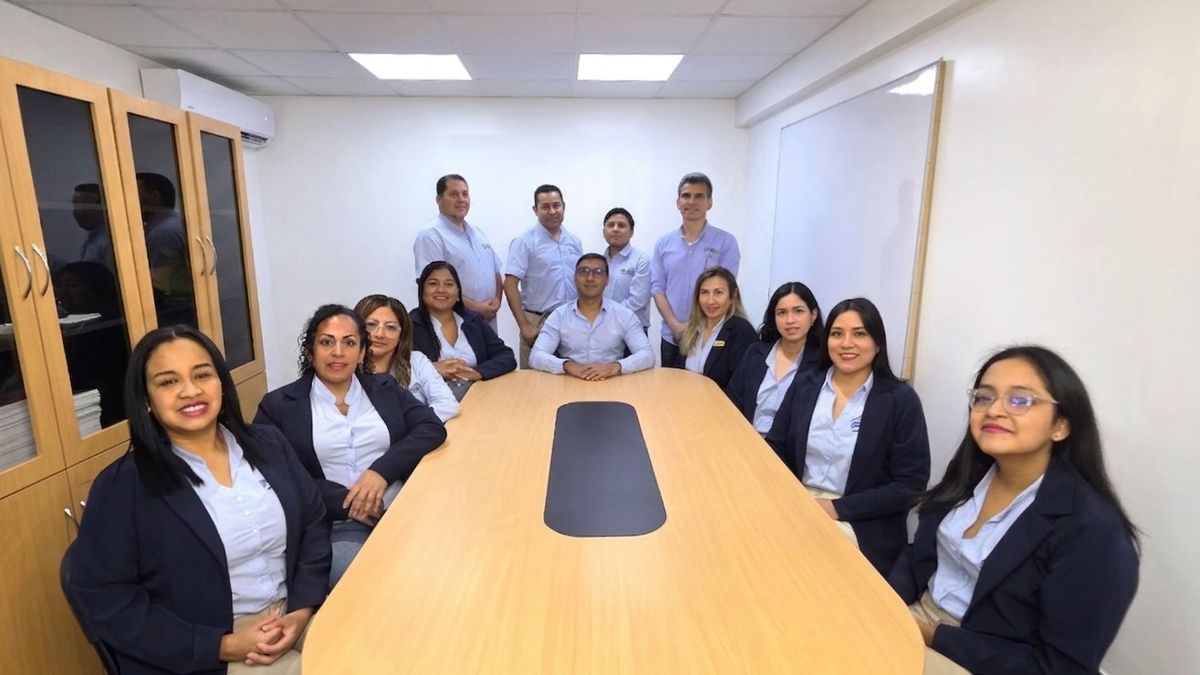 Equipo de Dika Travel reunido en su 18° aniversario.