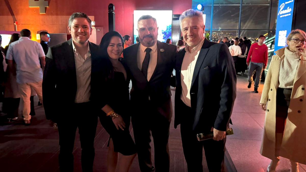 Fidel Murgueytio, gerente general de Maxitravel (2° der.), junto con Fabián Manotas (1° der.), director Ladevi Colombia, Ecuador y Perú. Fidel Murgueytio, gerente general de Maxitravel (2° der.), junto con Fabián Manotas (1° der.), director Ladevi Colombia, Ecuador y Perú.
