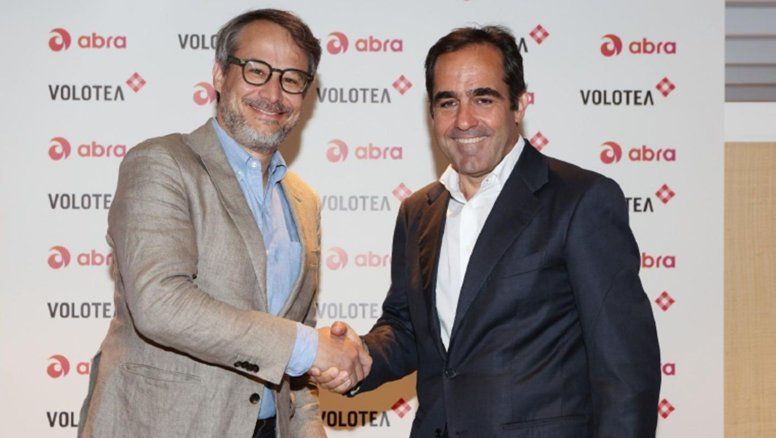 Adrian Neuhauser, CEO del Grupo Abra, estrecha al mano de Carlos Muñoz, CEO y fundador de Volotea, en junio pasado, cuando se plantearon la alianza.