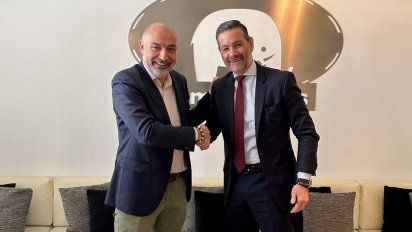 El conseller de Turismo del Consell de Mallorca, Andreu Serra, y el presidente de Green & Human, Ginés Martínez, durante la firma del acuerdo entre ambas partes.