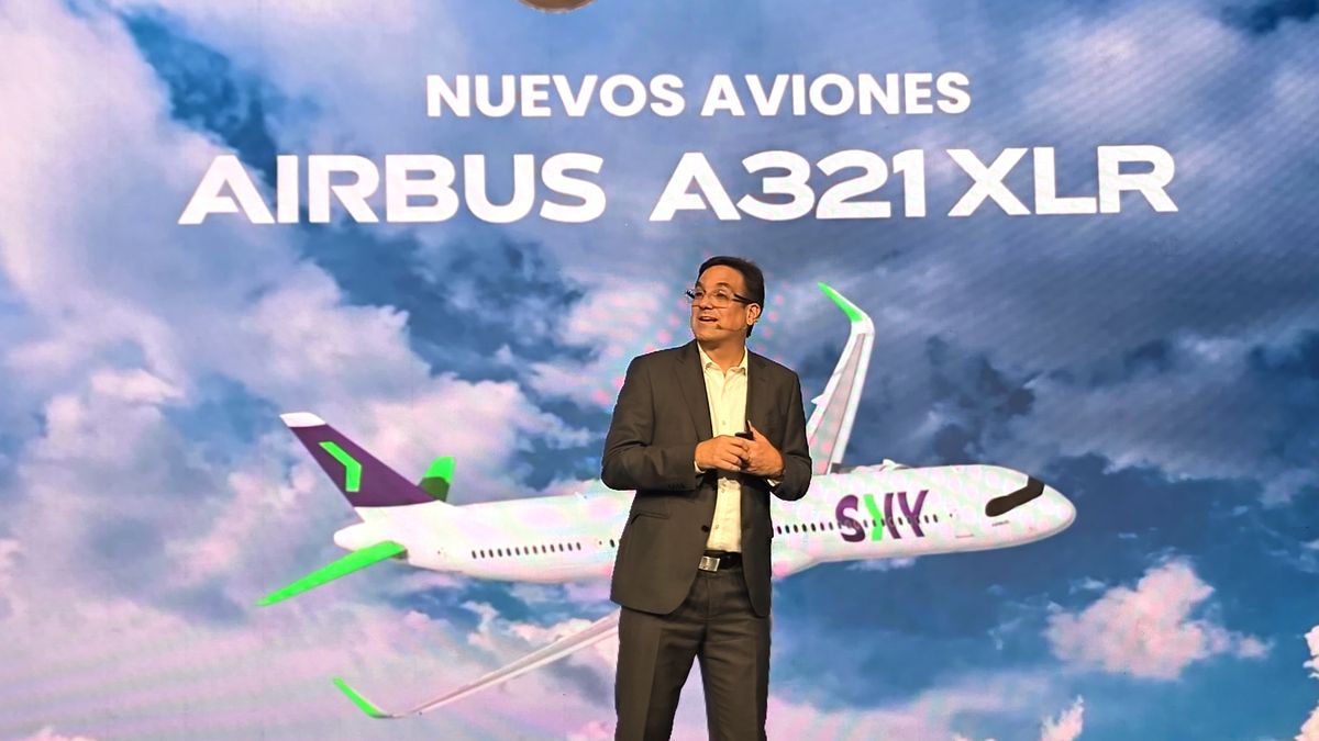 El gerente de Sky Airline presentando las novedades de la aerolínea. El gerente de Sky Airline presentando las novedades de la aerolínea.