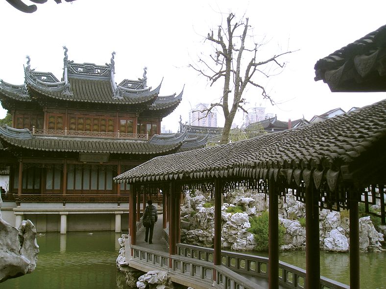 Ingresar al jardín Yu Yuan representa sumergirse en un oasis de tranquilidad dentro del movimiento incesante de la gran urbe.