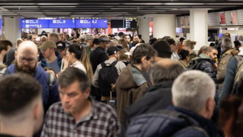 Pasajeros amontonados en el aeropuerto de Palma de Mallorca (Islas Baleares).