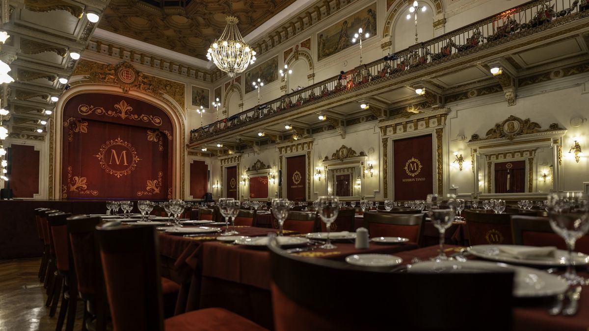 El sal&oacute;n de Mansi&oacute;n Tango ofrece cenas y desayunos mientras se disfruta del espect&aacute;culo.