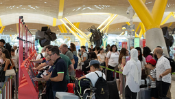 Largas colas durante la huelga del personal de seguridad en Barajas. 